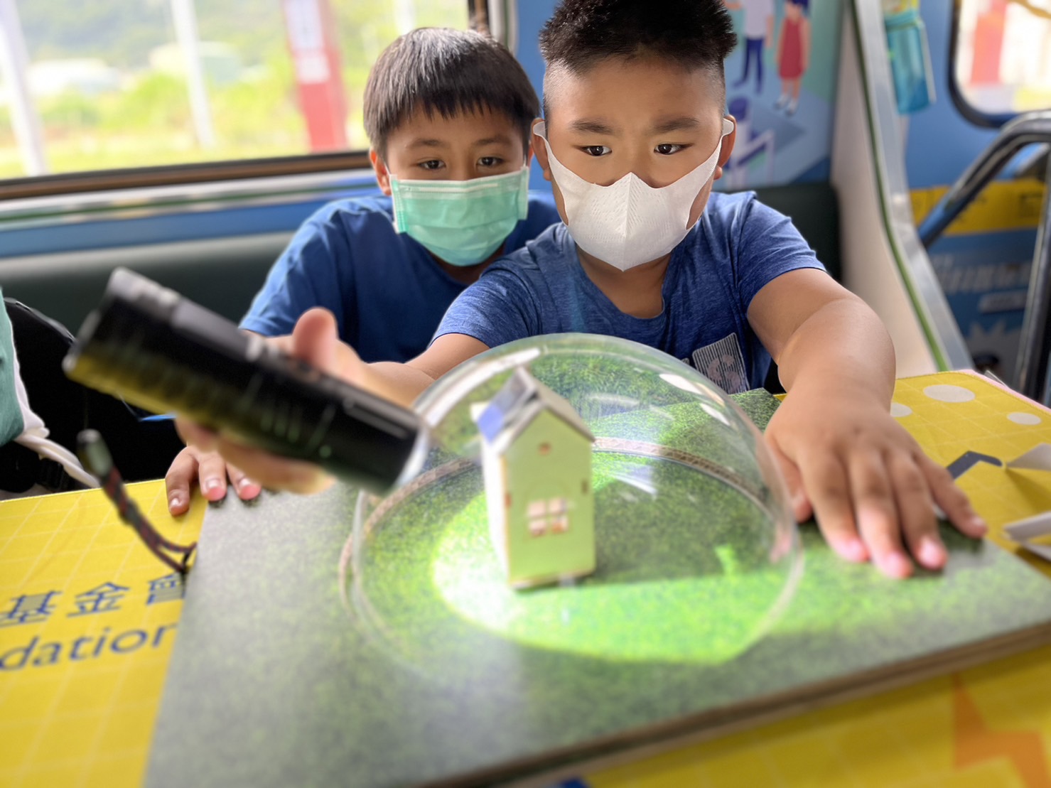 PA视讯參與基礎科學主題車廂，以STEAM教學精神，設計「逐日科學家」、「太陽能工程師」以及「淨零建築師」三大能源科普課程和實驗